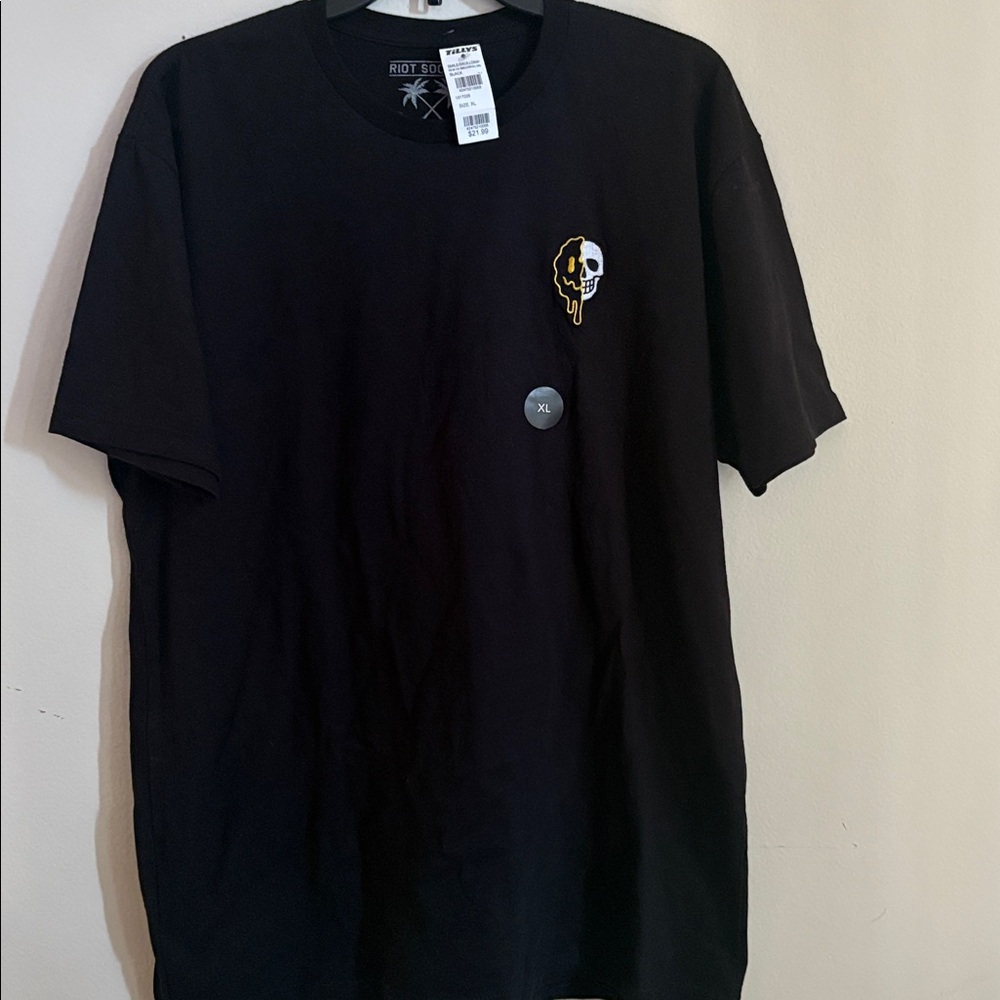 Tilly's Black Tee with Design—new with tags